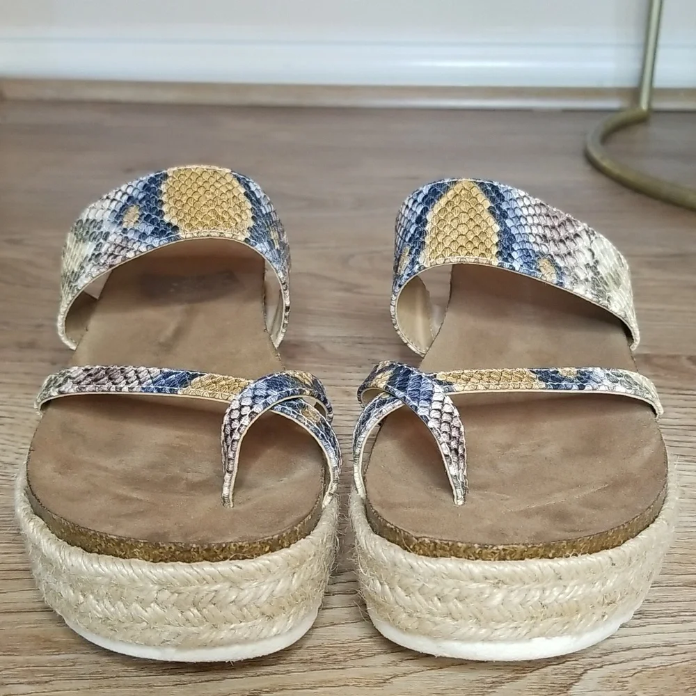 Madden Girl Womens Espradril Between The Toe Blue Cream Snake Print Sandals